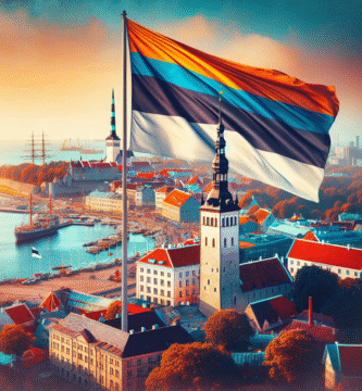 Fargerikt bilde av Tallinns bybilde med Estlands trikolor viftende i forgrunnen, havneområdet i bakgrunnen og Gamlebyen under en klar himmel
